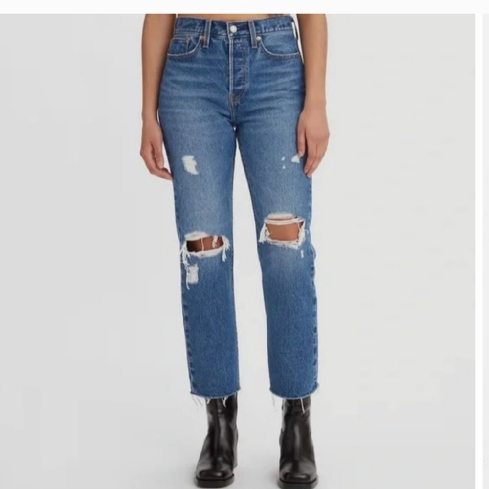NWOT Levi's Wedgie Straight Distressed Jeans Size 28